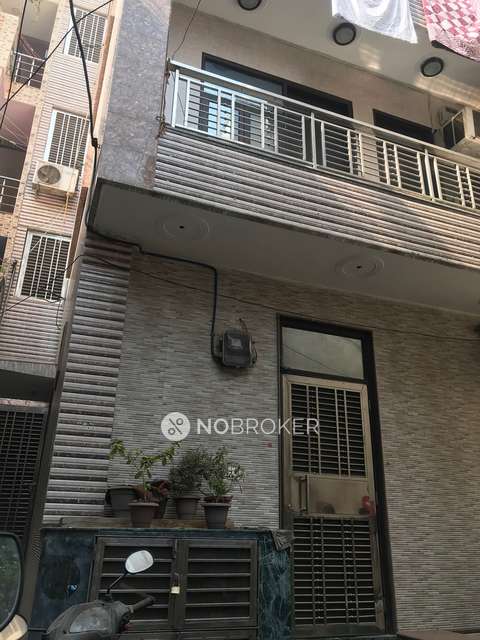 2 BHK Flat In Standalone Building  For Sale  In Sarai Rohilla