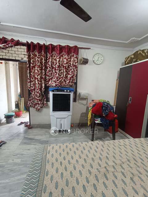 2 BHK Flat In Roof Rights  For Sale  In Mayur Vihar