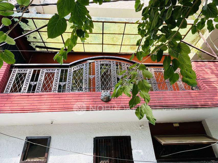 2 BHK Flat For Sale  In Shalimar Bagh