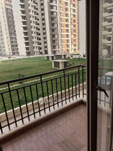2 BHK Flat In Amrapali Golf Homes For Sale  In Sector 4