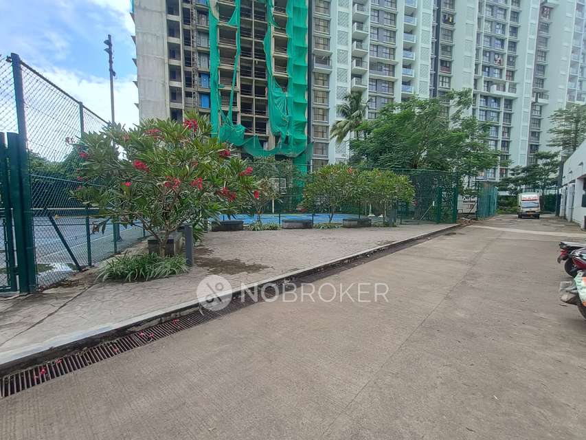 1 BHK Flat In Rajesh Whitecity Phase 1 For Sale  In Kandivali East