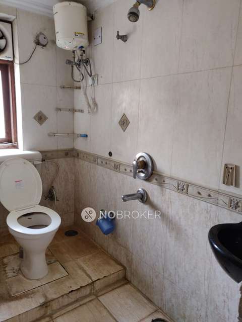 2 BHK Flat In Dlf Regency Park I For Sale  In Sector-27