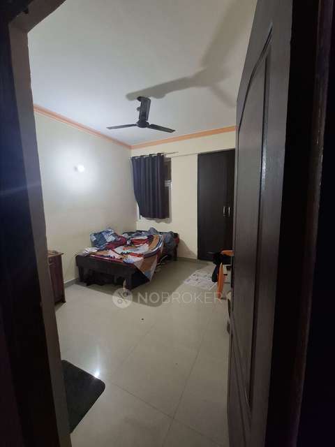 Single Room for Male In 3 BHK  In Amrapali Castle, Yamuna Expressway, Greater Noida In Yamuna Expressway