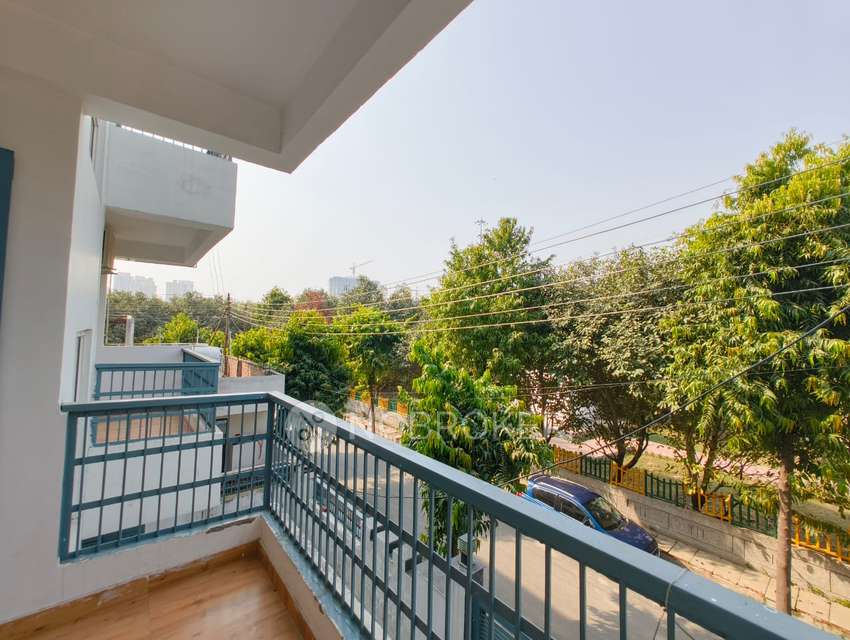 Single Room for Male In 2 BHK  In Nova In Sector 112