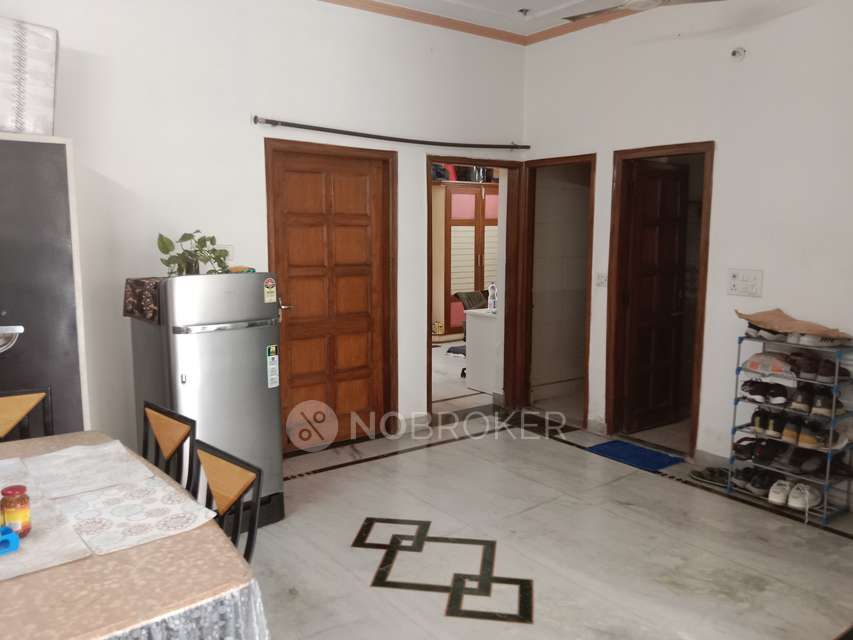 Single Room for Male In 2 BHK  In Sector 31
