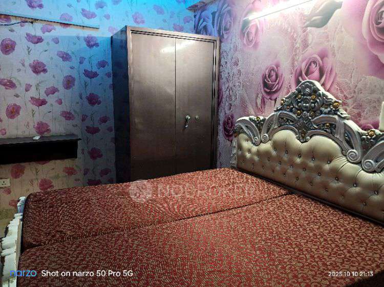 Single Room for Female In 3 BHK  In Mayurdwaj Apartment In  Patparganj, 