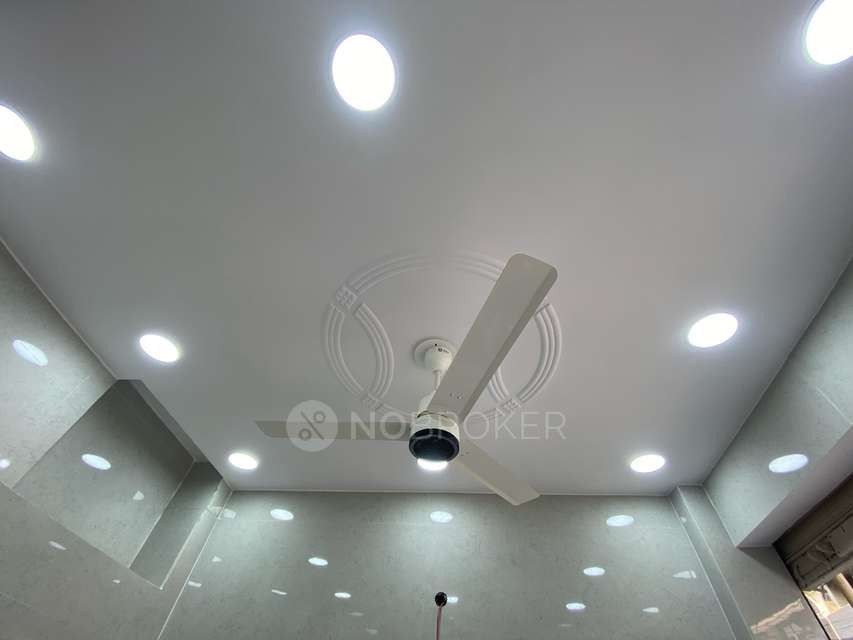 Shop in Pitampura, Delhi for sale 