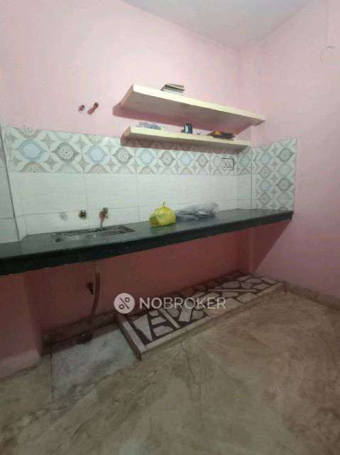 1 BHK House for Rent  In Paharganj Railway Station Parking