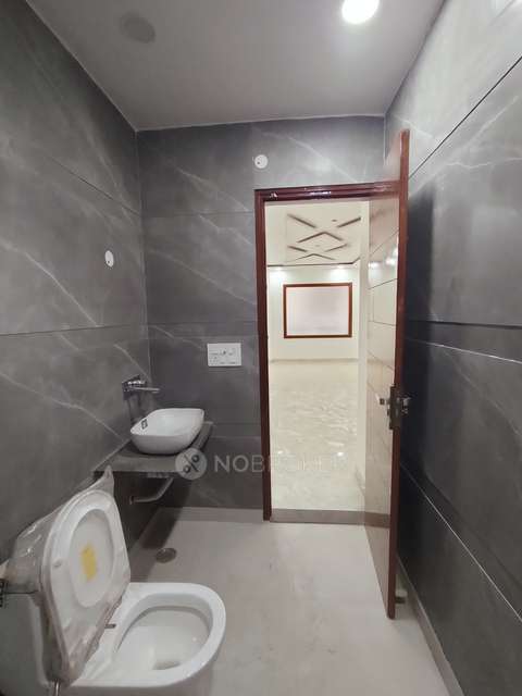 3 BHK Flat For Sale  In Azadpur