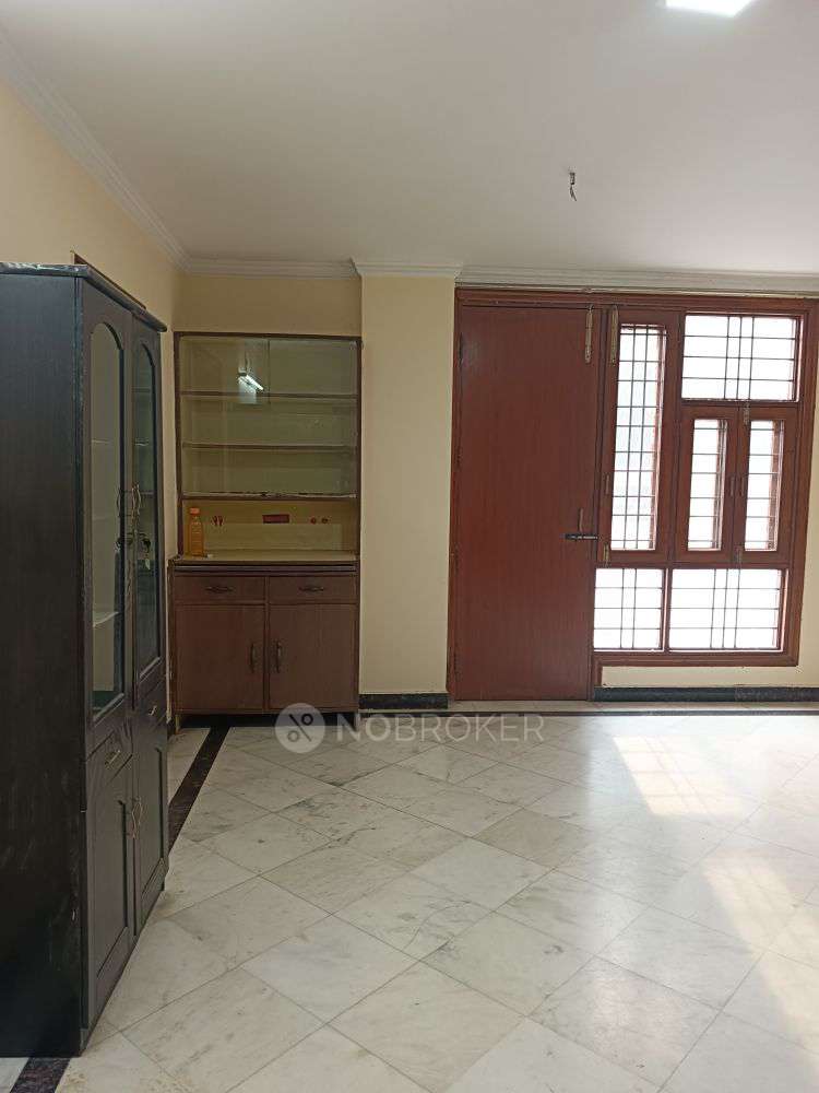 Independent House DLF Phase IV Rent WITHOUT BROKERAGE Semifurnished