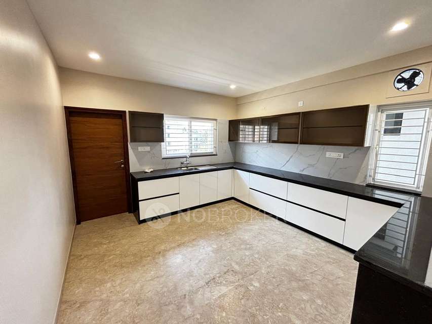 4+ BHK House For Sale  In Mallur