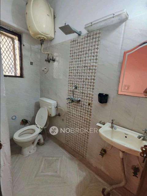 4+ BHK Flat In Stabdalone Building For Sale  In  Vikaspuri