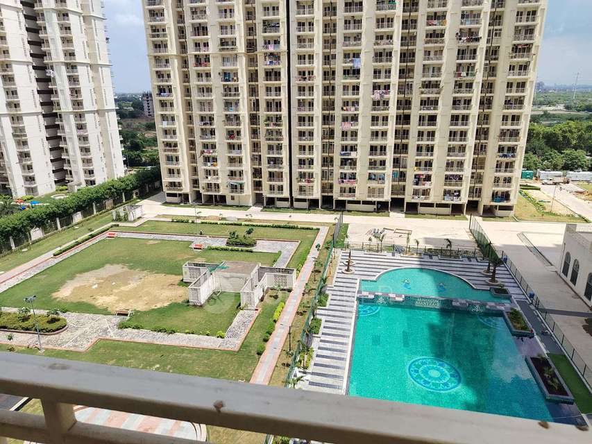 Single Room for Female In 2 BHK  In Mahagun Mantra In Noida Extension