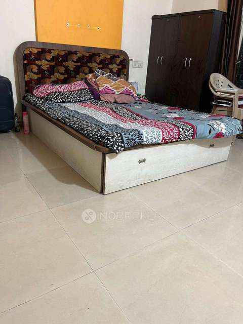 2 BHK Flat In Amber Prit Bldg For Sale  In ******* ****