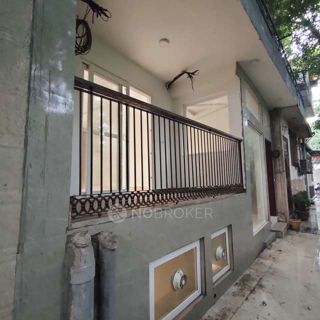 3 BHK Flat In Pal Mohan Apartment  For Sale  In Punjabi Bagh