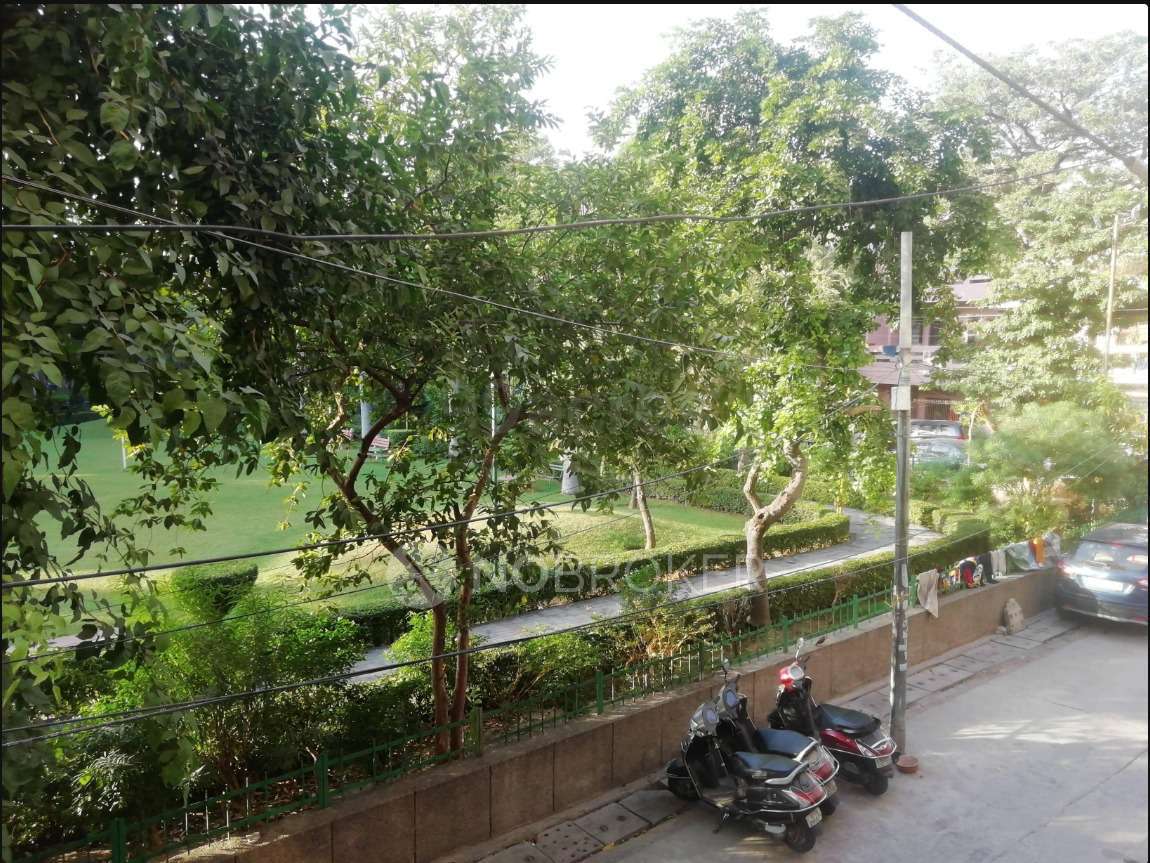 Standalone building Pitam Pura Rent WITHOUT BROKERAGE Semifurnished