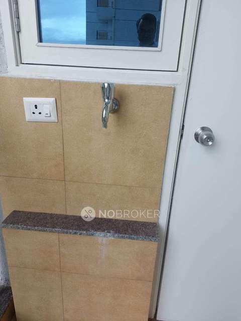 2 BHK Flat In Amanora Gold Towers, Pune For Sale  In Amanora Park Town