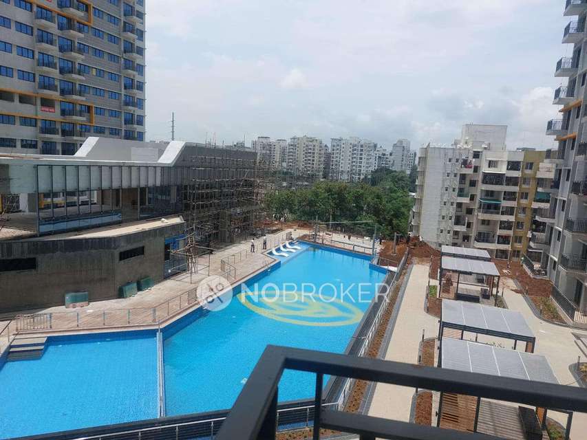 2 BHK Flat In Amanora Gold Towers, Pune For Sale  In Amanora Park Town