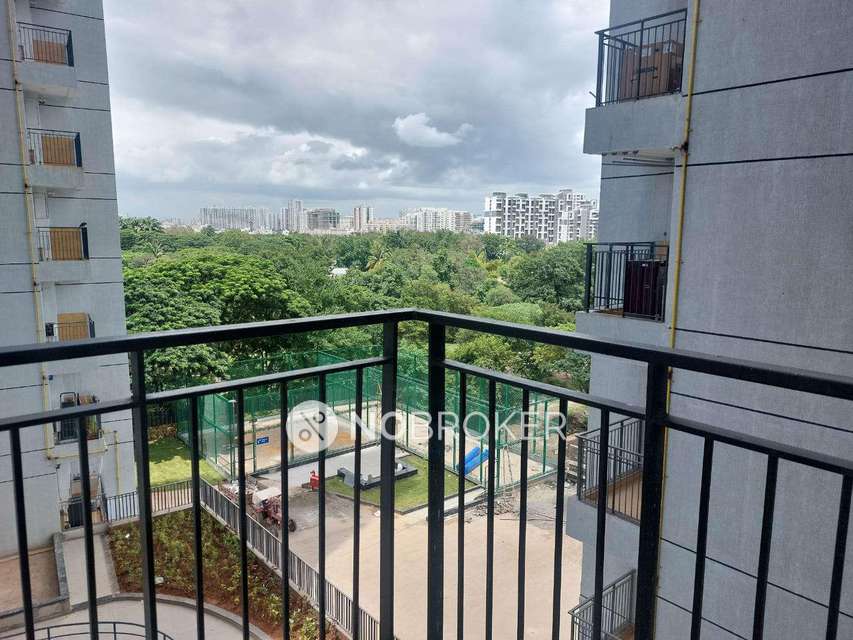 2 BHK Flat In Amanora Gold Towers, Pune For Sale  In Amanora Park Town