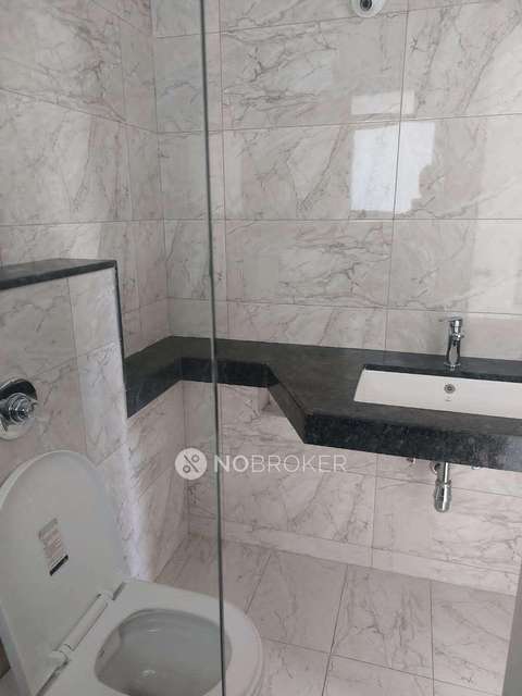 2 BHK Flat In Amanora Gold Towers, Pune For Sale  In Amanora Park Town