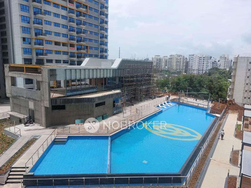 2 BHK Flat In Amanora Gold Towers, Pune For Sale  In Amanora Park Town