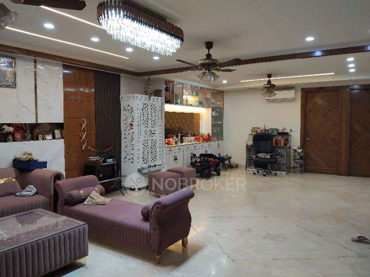 4+ BHK Flat In Moti Ram Road Shahadra For Sale  In Shahdara