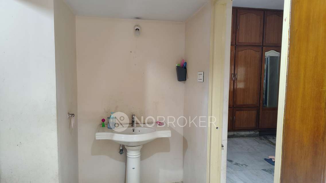 2 BHK Flat In Sai Bindu Nivas For Sale  In Moti Nagar