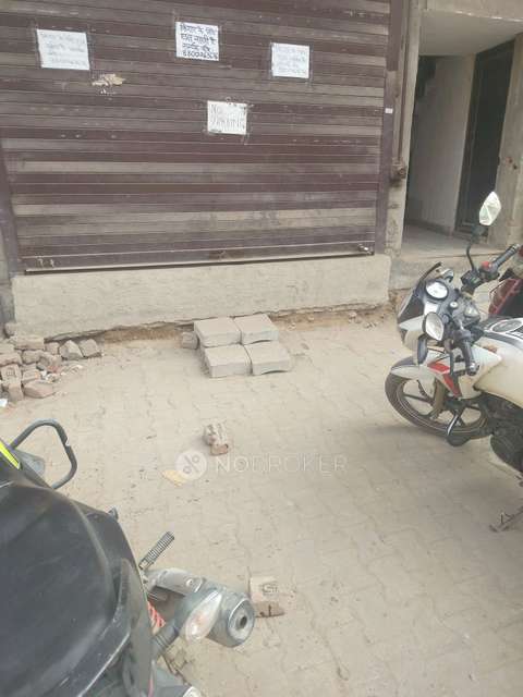 Shop in Dwarka Metro Station Grey Line, Delhi for Rent 