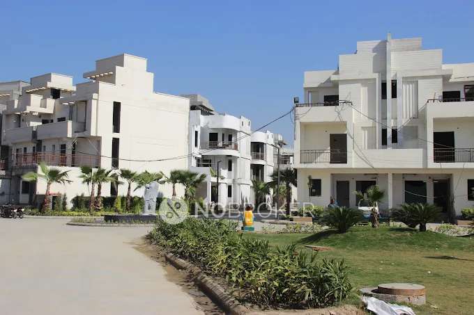 4 BHK Flat In Ajnara London Square For Sale  In Yamuna Expressway