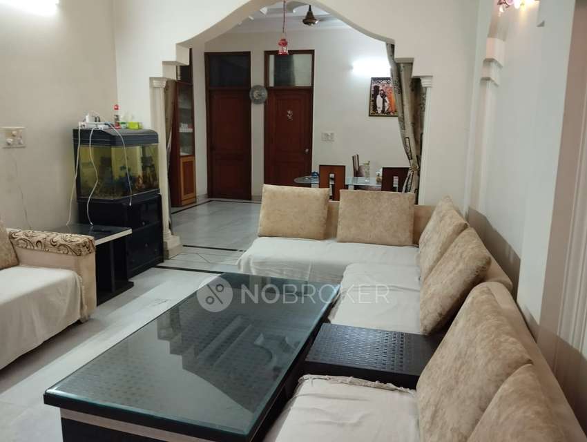 3 BHK Flat In Tagore Park, Near Model Town for Rent  In Mukherjee Nagar,