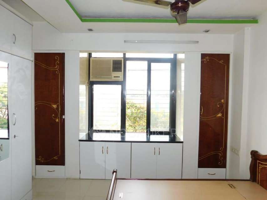 1 BHK Flat In Ambika Darshan Chsl For Sale  In Ghatkopar West