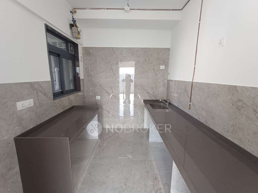 2 BHK Flat In Viceroy Savana For Sale  In Kandivali East
