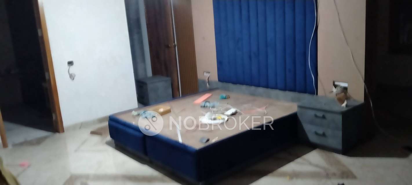1 RK Flat In Gaur City Centre for Rent  In Sector 4