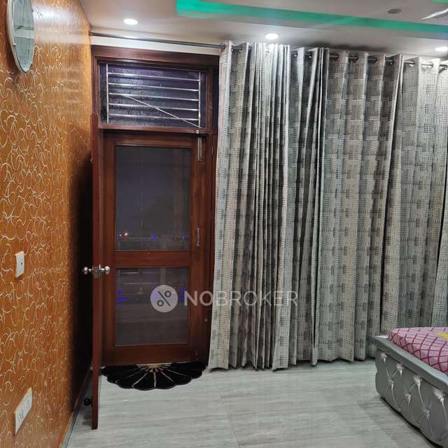 3 BHK Flat For Sale  In Laxmi Nagar