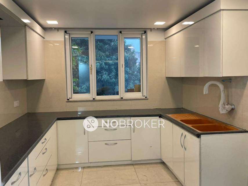 Shop in Shakarpur, Delhi for sale 