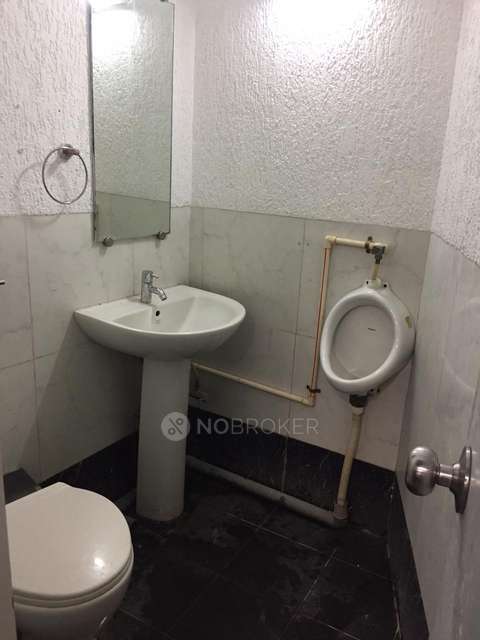 Commercial Property in Khar West, Mumbai for Rent 