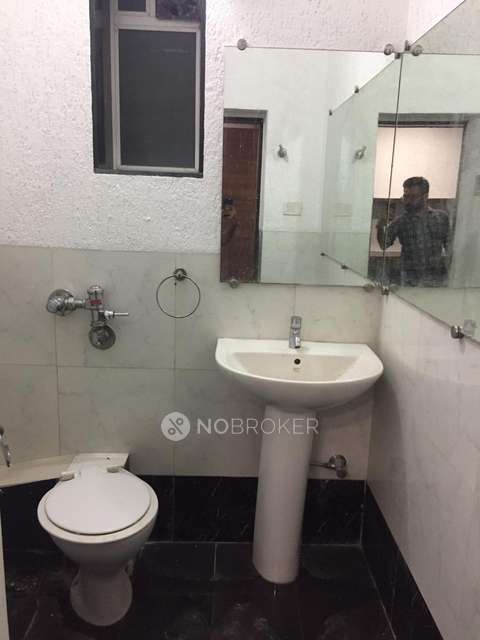 Commercial Property in Khar West, Mumbai for Rent 