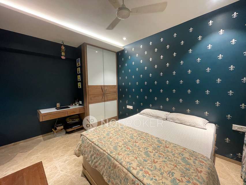 4+ BHK Flat In Melange Building For Sale  In  Santacruz East