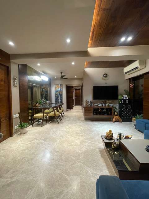 4+ BHK Flat In Melange Building For Sale  In  Santacruz East