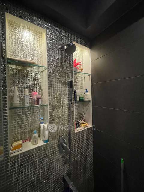 4+ BHK Flat In Melange Building For Sale  In  Santacruz East