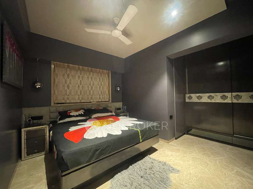4+ BHK Flat In Melange Building For Sale  In  Santacruz East