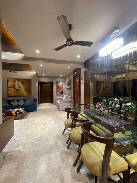 4+ BHK Flat In Melange Building For Sale  In  Santacruz East