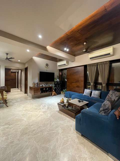 4+ BHK Flat In Melange Building For Sale  In  Santacruz East