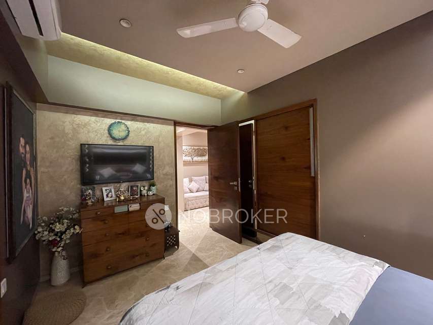 4+ BHK Flat In Melange Building For Sale  In  Santacruz East