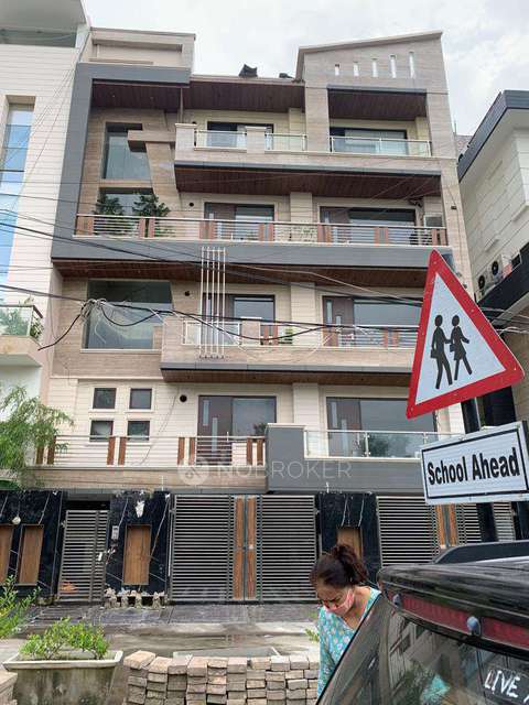 4 BHK Flat In Standalone Building  For Sale  In Model Town 