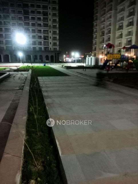 2 BHK Flat In Mahagun Mantraa Ii For Sale  In Sector 10 