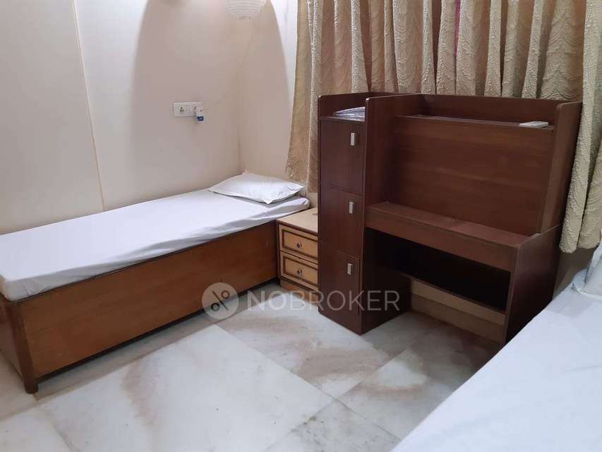 Single Room for Female In 4 BHK  In Apartment  In Santacruz East