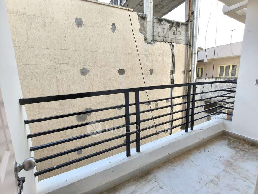 2 BHK Flat In Concrete Sarigama For Sale  In Manikonda
