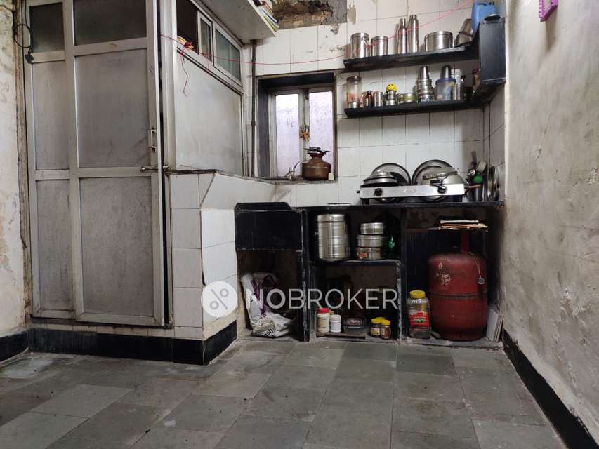 1 RK Flat In Parkar Building for Rent  In Girgaon