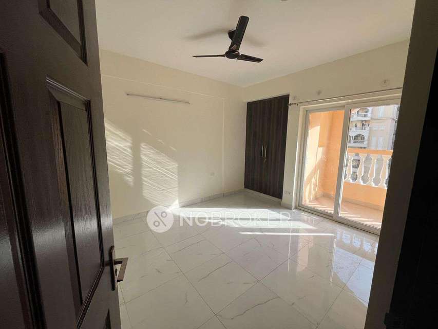 3 BHK Flat In Purvanchal Royal City For Sale  In Chi V
